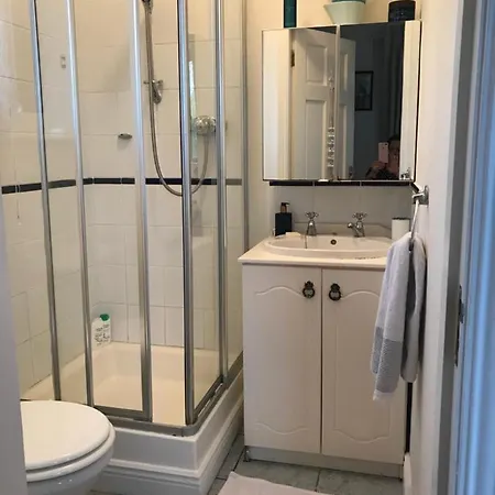 En-Suite Double Room. Dublin Airport, Fairyhouse, Tayto Park, Ashbourne Close By. Ashbourne